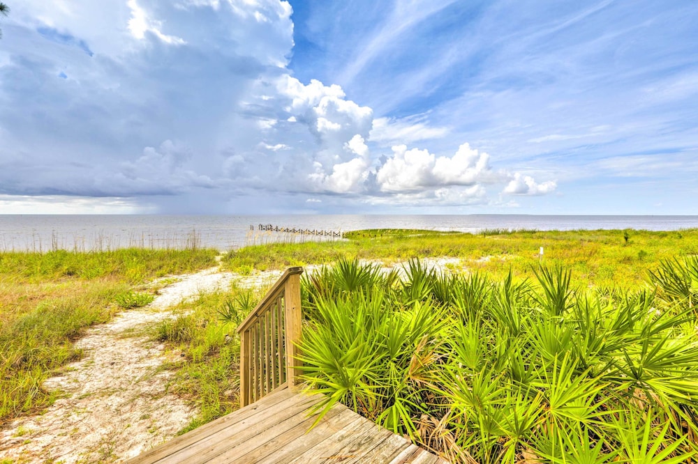 Near State Parks: Carrabelle Home w Beach Access — Carrabelle — photo 2
