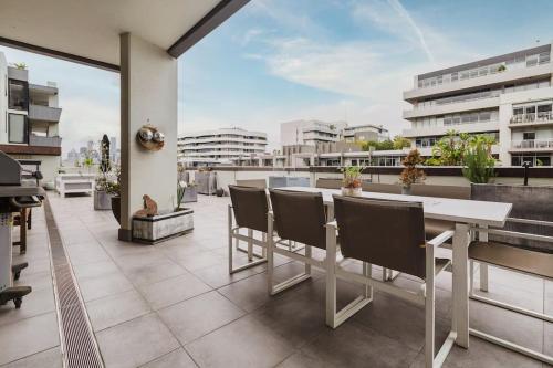 Bay Street Terrace Spacious Indoor Outdoor Design — 4-Star Luxury Hotel in Melbourne, Australia