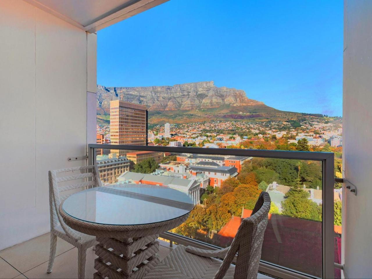 Taj Cape Town Fabulous 2 Bedroom Near Top Floor with Stunning Table Mtn Views