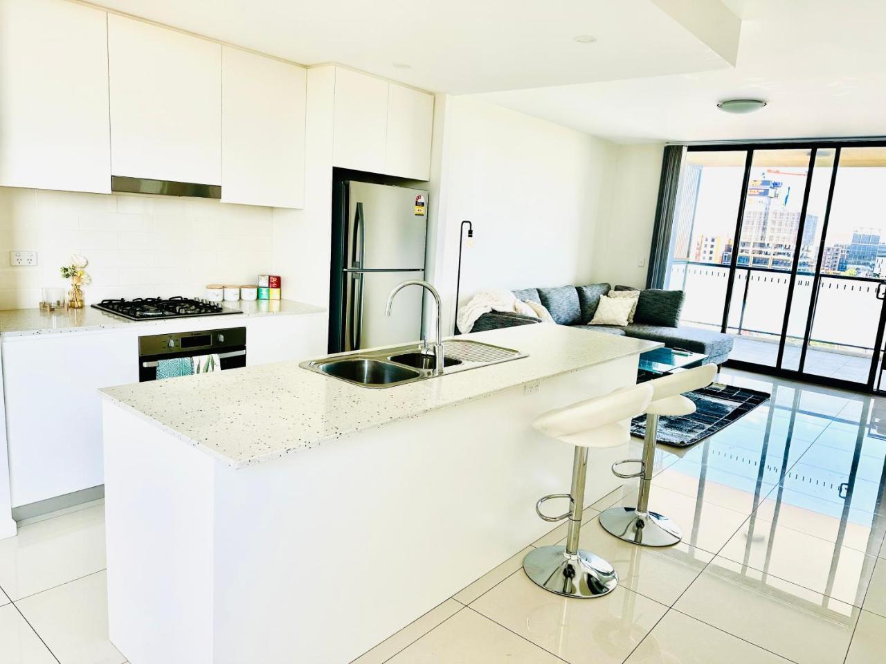 Modern 2 bedroom & 2 bathroom apartment with stunning Sydney CBD & Skyline Views — 4-Star Luxury Hotel in Liverpool, Australia