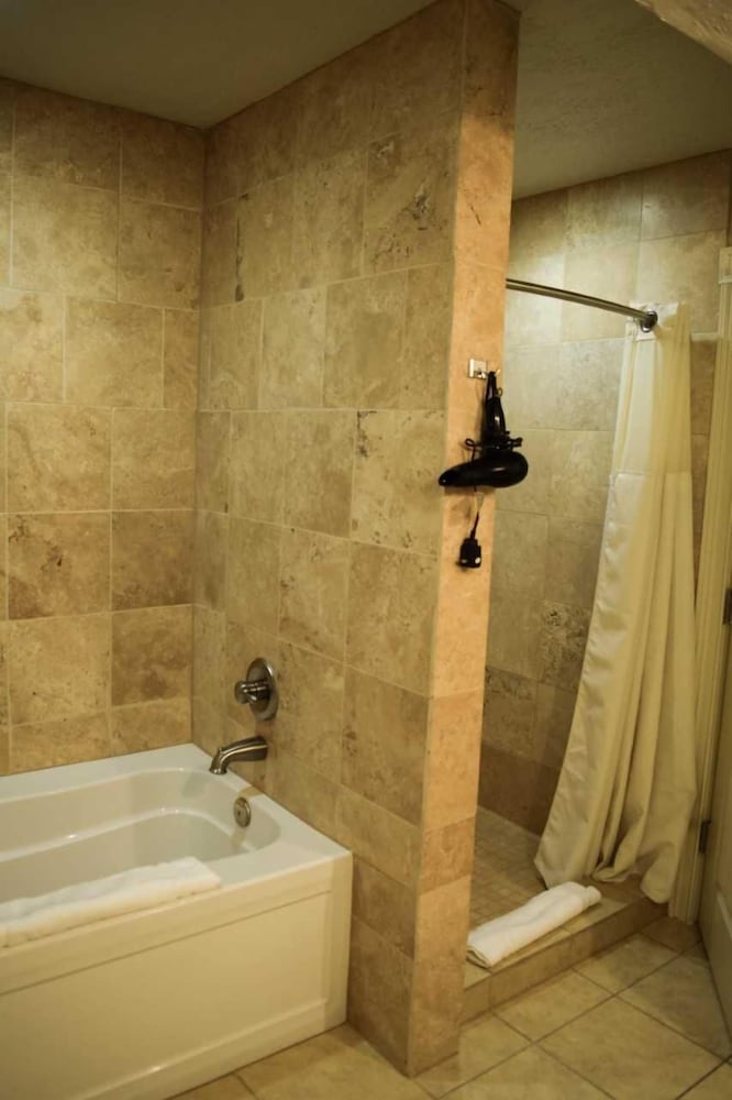 Niagara Crossing Hotel & Spa - photo 19