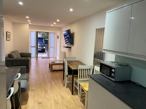 Corporate Large Modern 4 to 5 Bedroom House — 4-Star Luxury Hotel in Bishops Stortford, United Kingdom