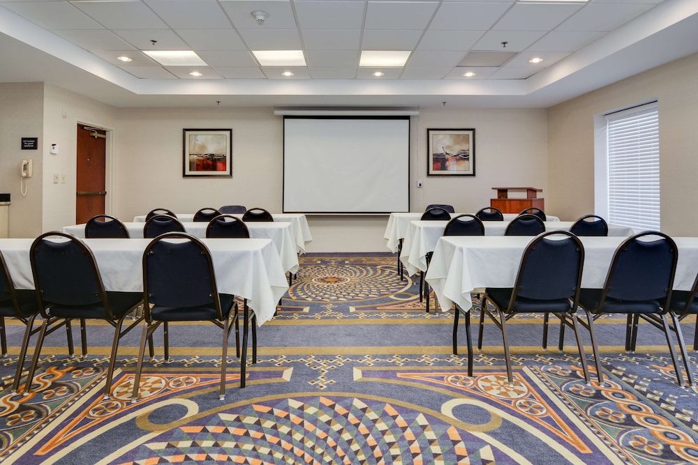Hampton Inn Atlanta Fairburn - photo 50