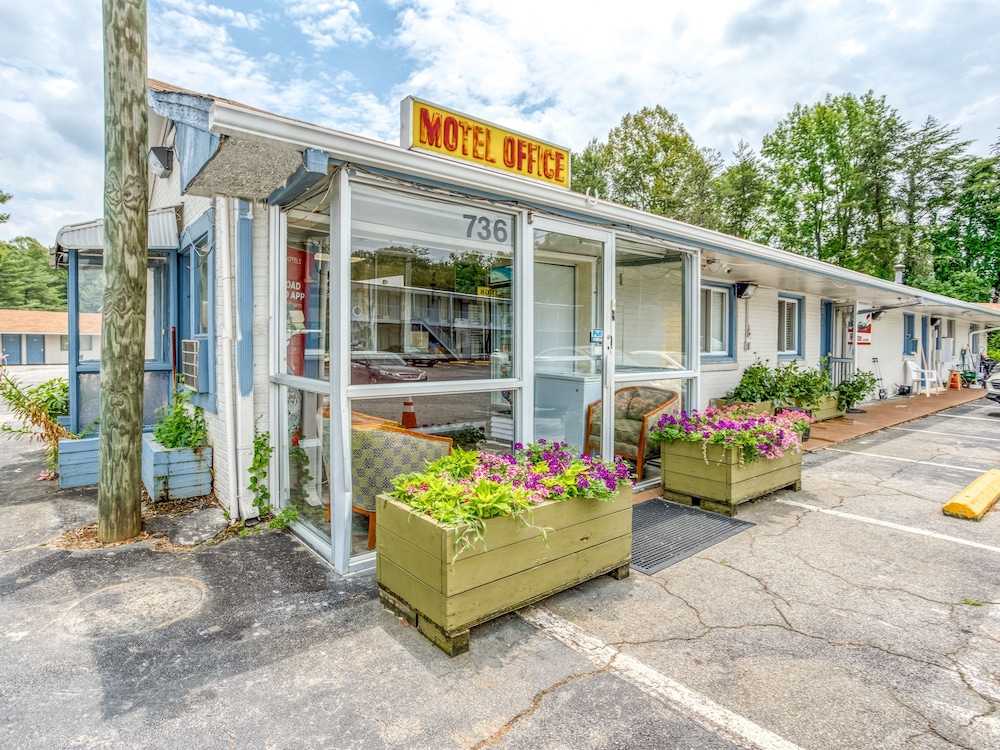 OYO Inn Kernersville - photo 22