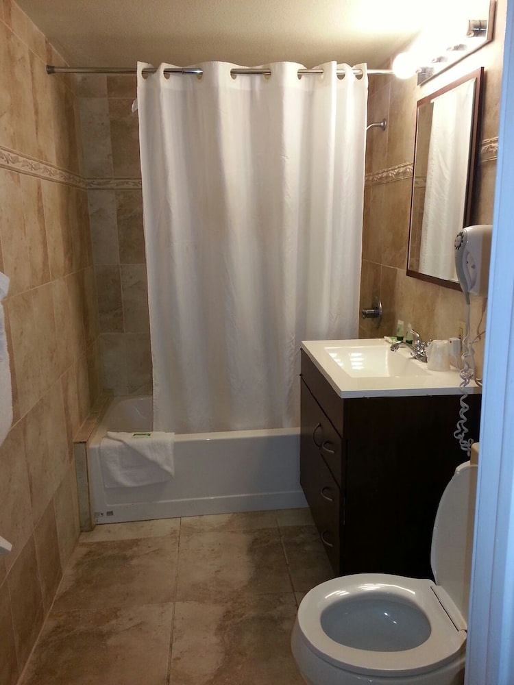 Hollywood Beach Resort two Bedrooms Sleeps 6 - photo 17