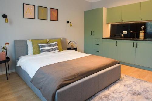 Sunny Studio Top Location Green View Balcony — 4-Star Luxury Hotel in Bucharest, Romania