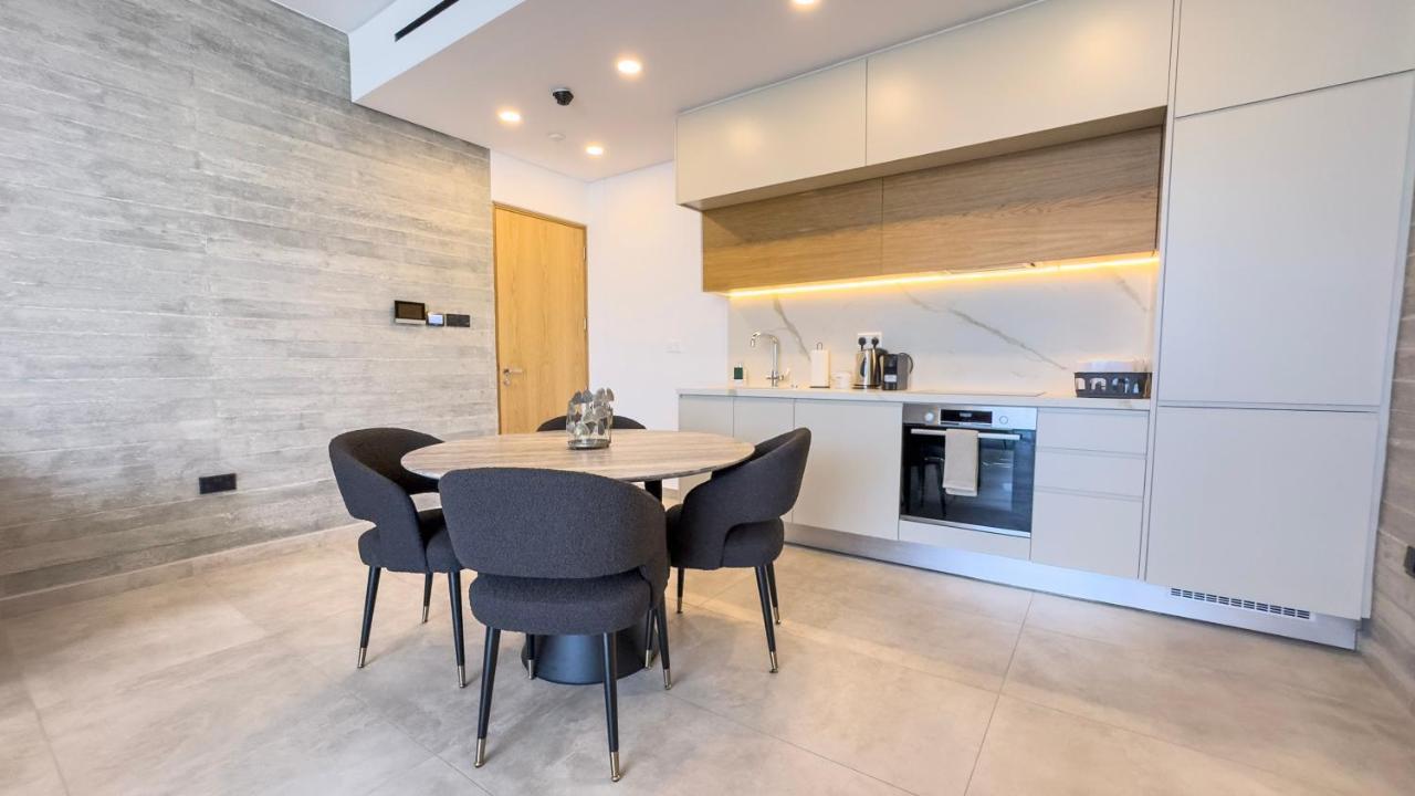 Malberry Park 202 Modern 2bedroom Apt with Shared Heated Pool Sauna Gym Jacuzzi