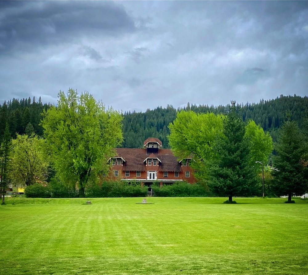 Silverton Mountain Manor - carbon neutral hotel in Wallace
