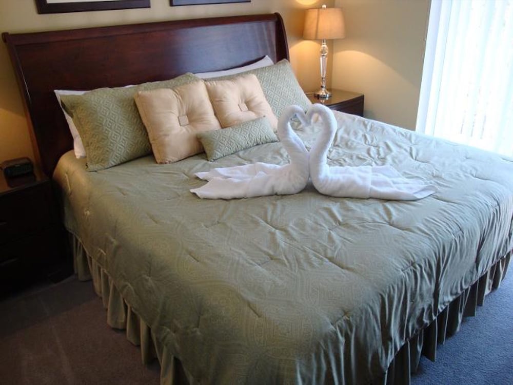 3BR 2.5BA Home in Emerald Island Resort by CV 8479 - featured photo