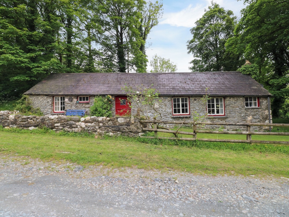 Penyrallt Fach Cottage — 4-Star Luxury Hotel in Llandysul, United Kingdom