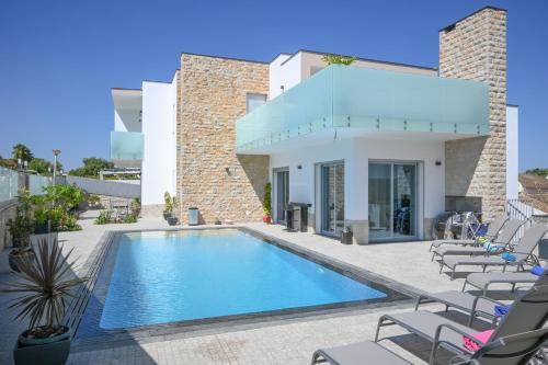 Villa Luz 37 Jacuzzi Terrace & Swimming Pool — 4-Star Luxury Hotel in Albufeira, Portugal