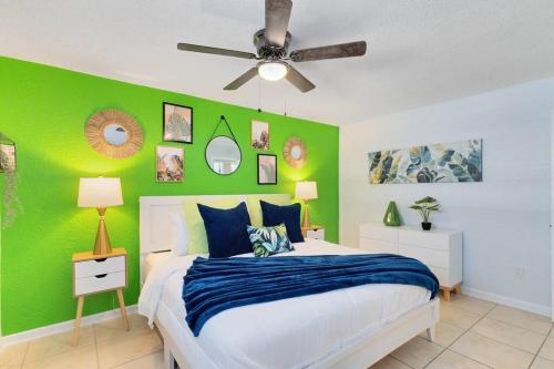Ocean 23 Swaying Seaweed — 4-Star Luxury Hotel in Indian Harbour Beach, United States