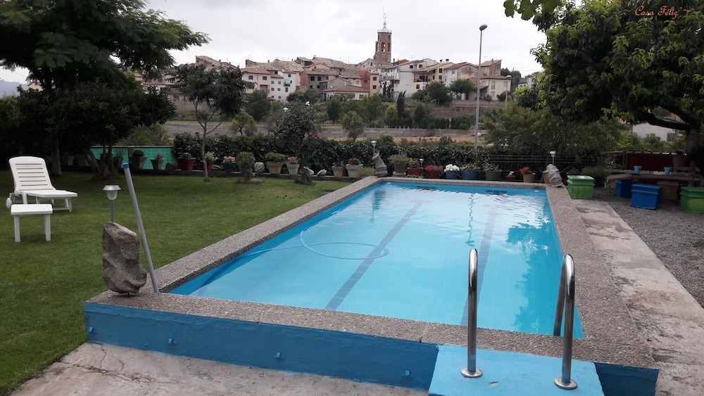 Casa Féliz duplex y apartamento Rural — 4-Star Luxury Hotel in Graus, Spain