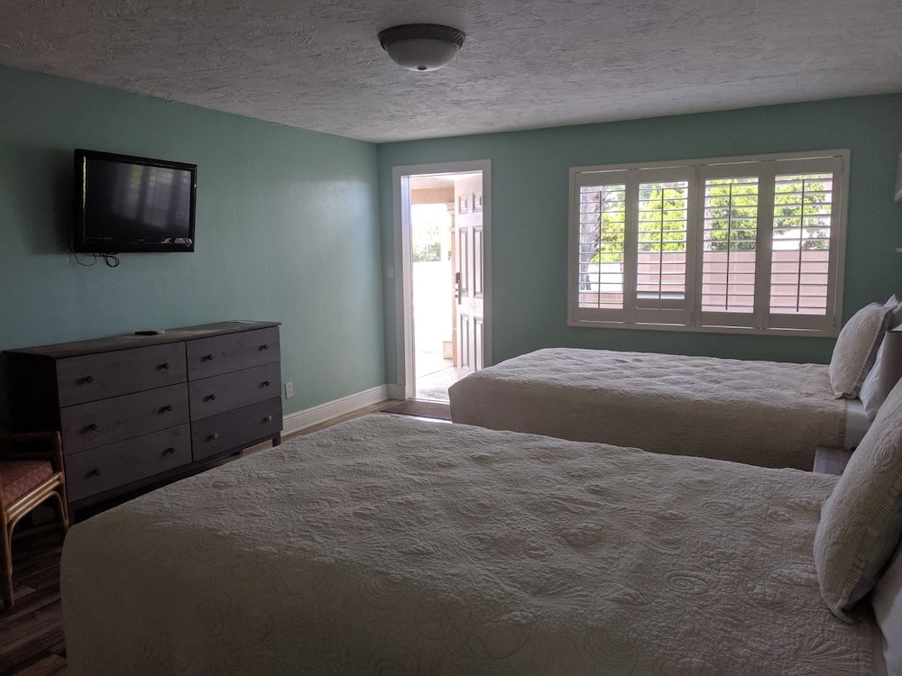 Shoreline Suites & Cabana Cottages - photo 15