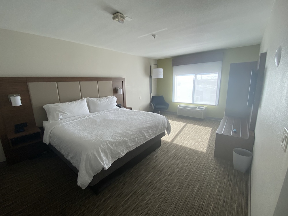 Holiday Inn Express & Suites Albuquerque Historic Old Town by IHG - photo 11