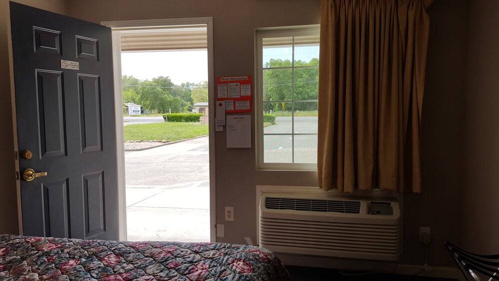 Pacific Motel - photo 17