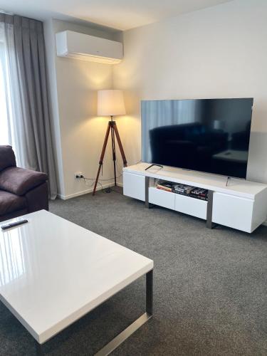 Luxury 3 Bed Townhouse By Hagley Park With Garage — 4-Star Luxury Hotel in Christchurch, New Zealand