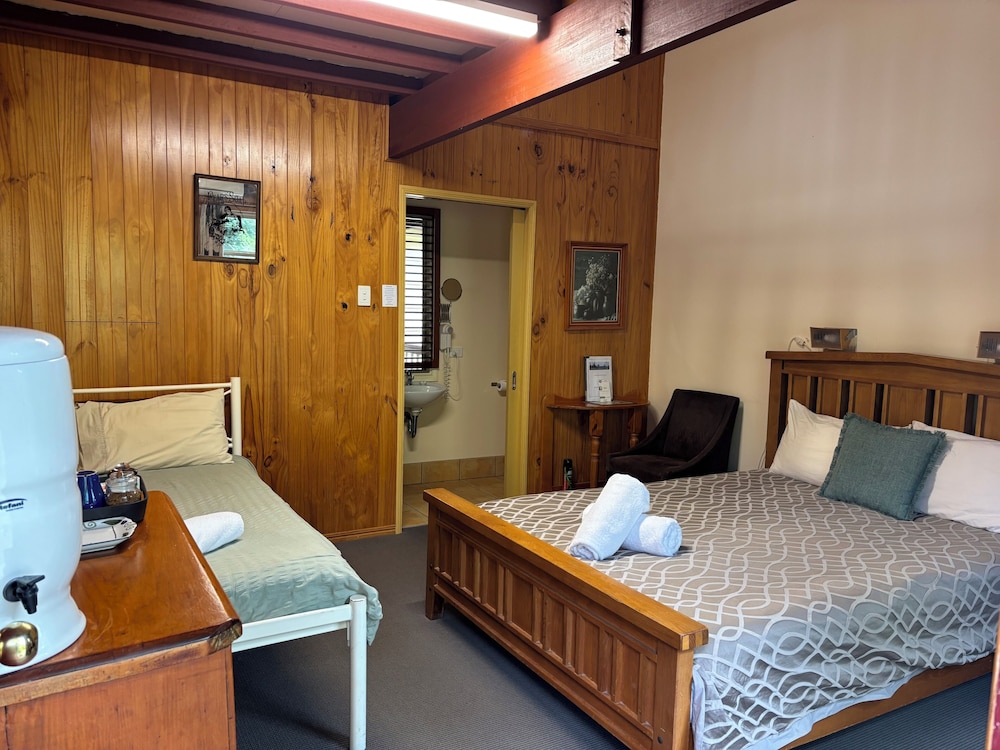 Glasshouse Mountains Ecolodge — 4-Star Luxury Hotel in Glass House Mountains, Australia
