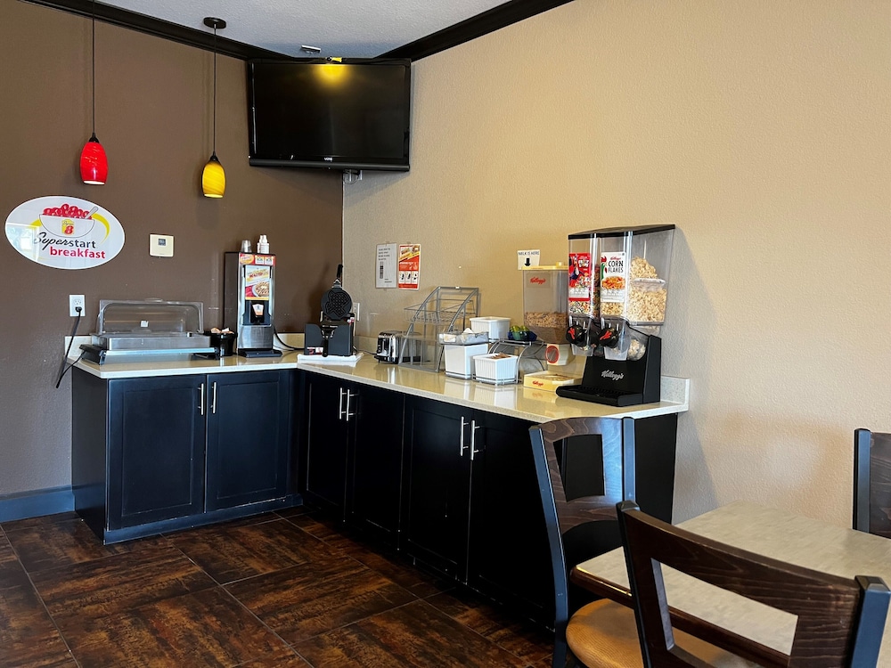 Super 8 by Wyndham Center - photo 43