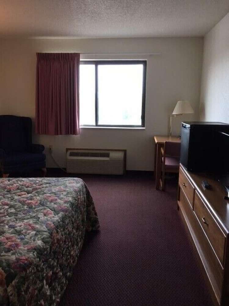 Clarion Hometown Inn - photo 7