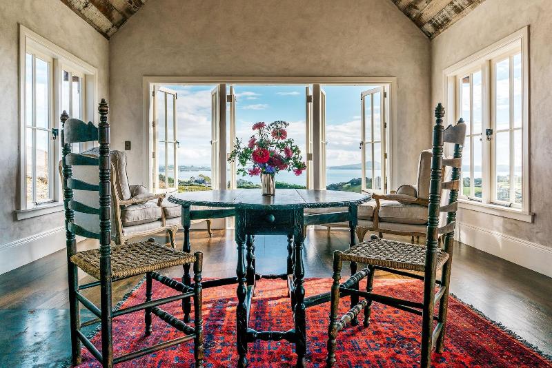 Mudbrick Cottages - carbon neutral hotel in Auckland