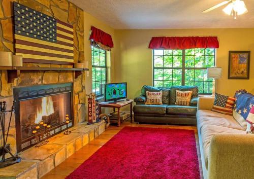 Patriotic Cabin Close to Pigeon Forge and Gatlinburg — 4-Star Luxury Hotel in Sevierville, United States