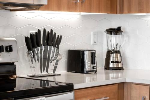 Beautiful 1BR Apt in Hollywood w Pool and Parking — 4-Star Luxury Hotel in Los Angeles, United States