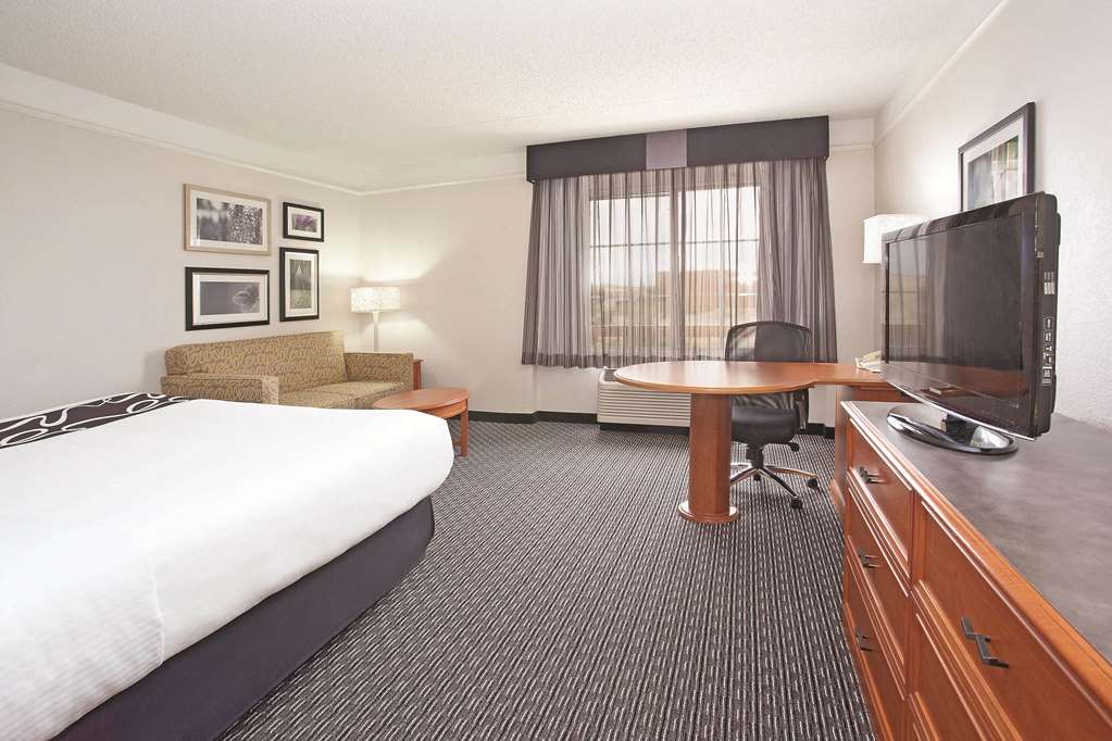La Quinta Inn & Suites by Wyndham Pueblo - photo 16