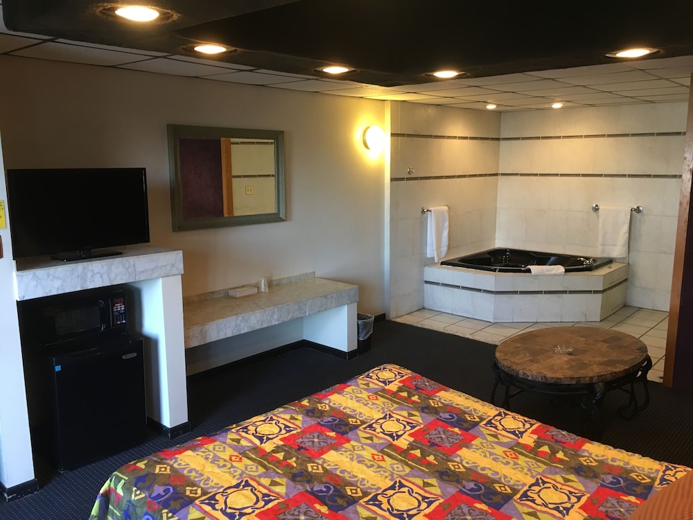 Midway Inn & Suites - photo 8