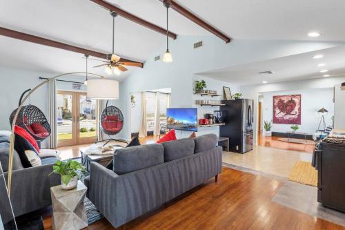 AC Beach Farmhouse Retreat 5BD 2BA — 4-Star Luxury Hotel in Atlantic City, United States