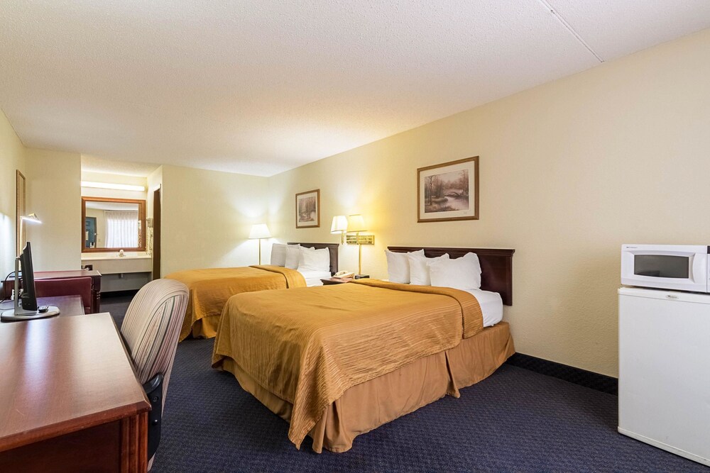 Econo Lodge Inn & Suites Bentonville Rodgers - photo 11