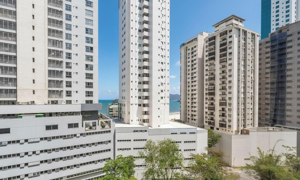 3 Bedroom Apt 300m From the Beach Avb0904