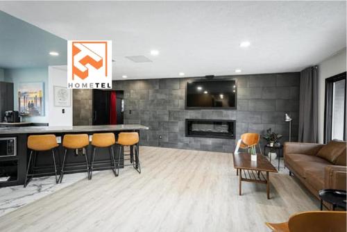 Modern 3 BR home w hot tub movie room dog park — 4-Star Luxury Hotel in Indianapolis, United States
