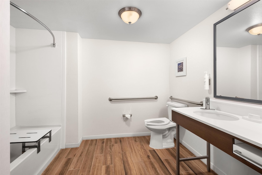 Hampton Inn & Suites Fresno - photo 20