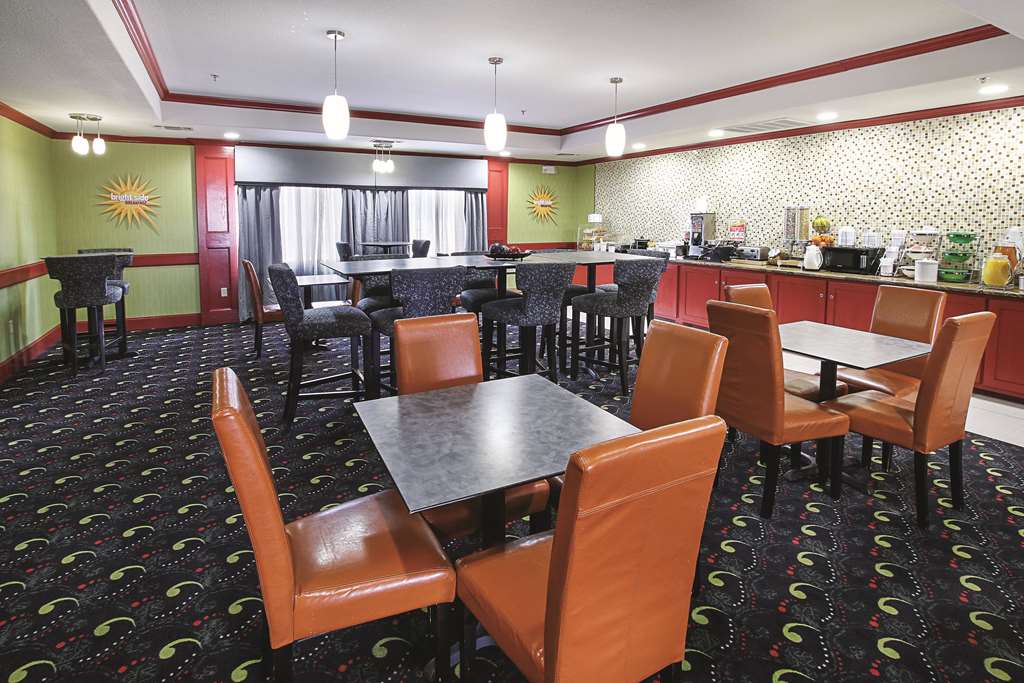 La Quinta Inn & Suites by Wyndham Dallas Hutchins - photo 31