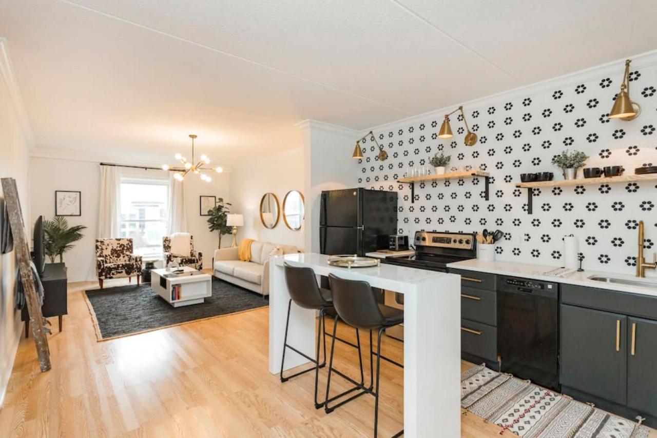 Music City Holiday on Music Row has POOL & Free Parking — 4-Star Luxury Hotel in Nashville, United States