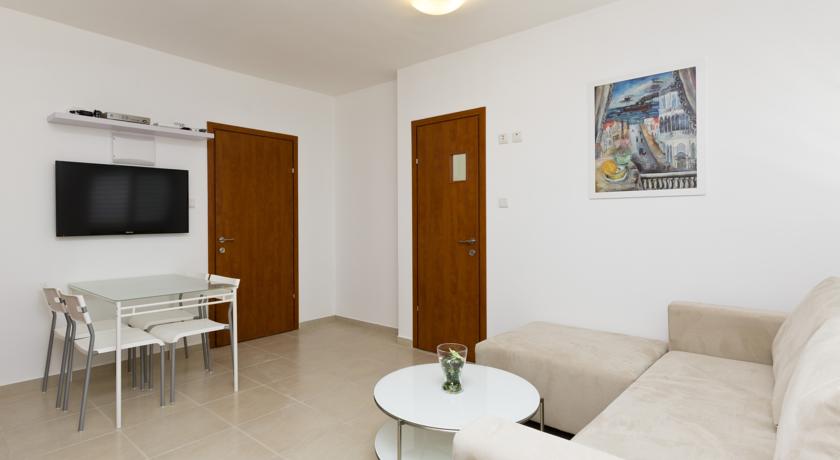 Home4Trip Bat Yam — hotel in Bat Yam