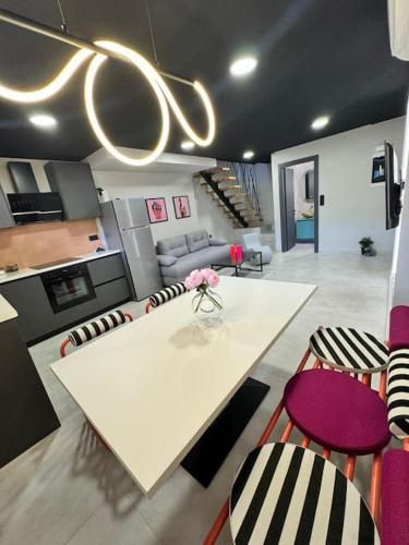 Pop Art Maisonette Ioannina — 4-Star Luxury Hotel in Ioannina, Greece