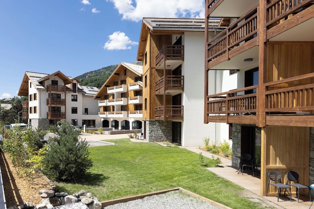 Résidence Terrésens Le Cristal Lodge — 4-Star Luxury Hotel in Saint-Chaffrey, France