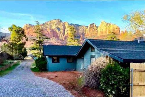 Heart of Uptown retreat estate with views and hot tubs in Sedona, United States