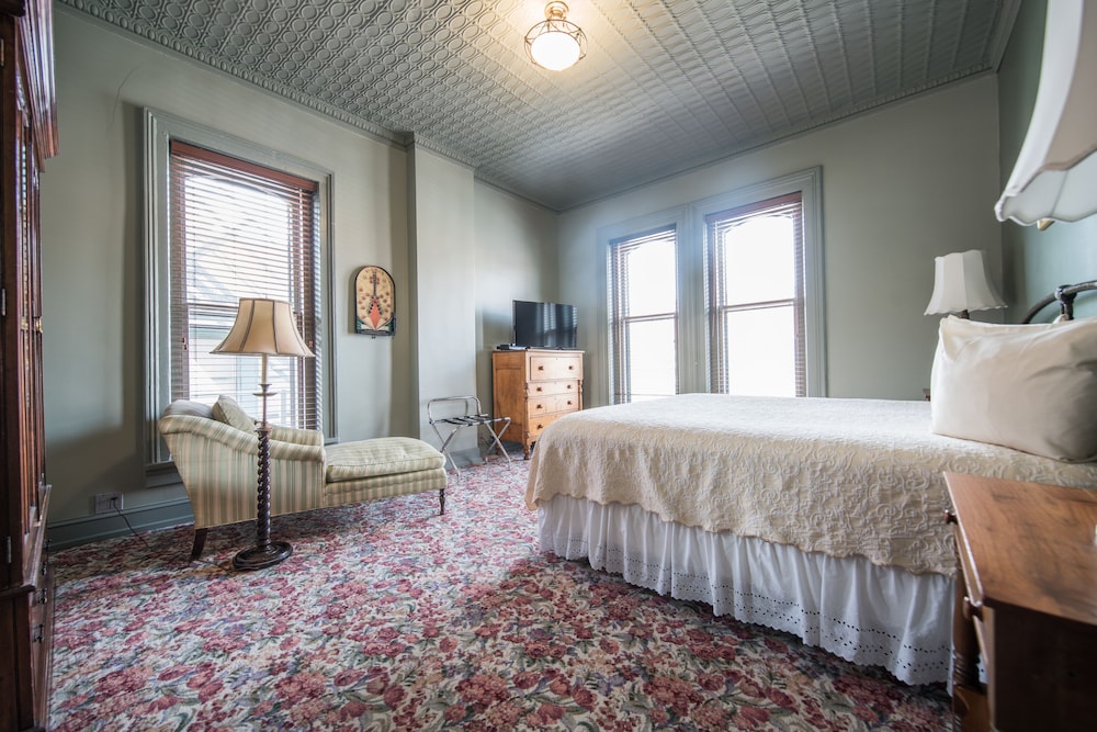 The Black Hawk Hotel - photo 11