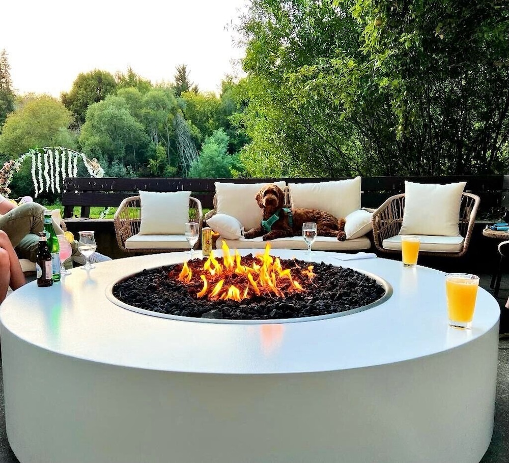 Boho Manor - carbon neutral hotel in Monte Rio