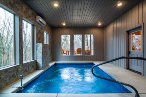 Escape to Nature’s Embrace Indoor Pool & Theatre in Gatlinburg, United States