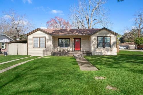 3 bedroom 1 bath WiFi Large back yard with BBQ pit — 4-Star Luxury Hotel in Baytown, United States