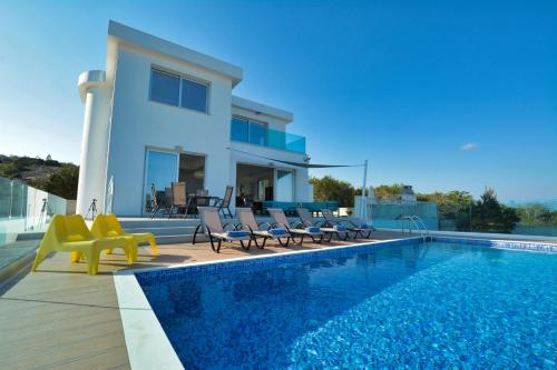 Aetopetra Villa