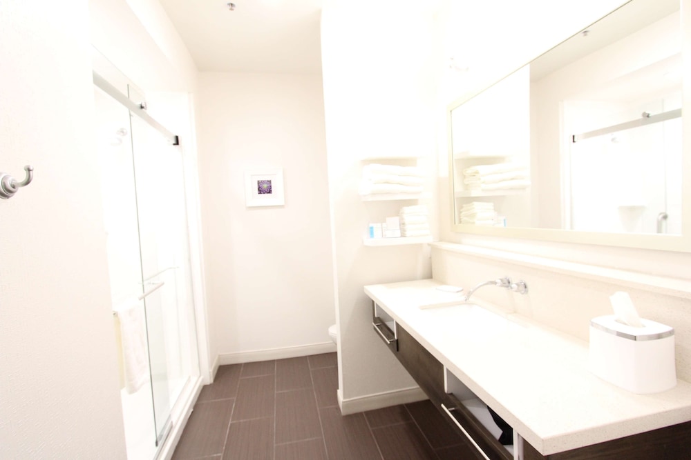 Hampton Inn & Suites Dallas Market Center - photo 36