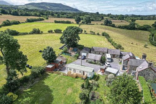 Caravan at Ysgubor - last minute hotel in Tregarth