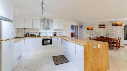 Bribie Escape Top Floor Unit with Waterviews — hotel in Bellara