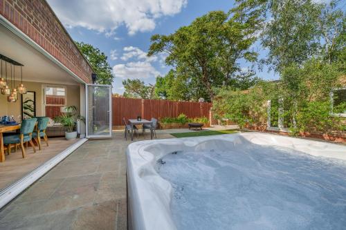 Stunning 3B2Ba Huge entertaining space and hottub — 4-Star Luxury Hotel in London, United Kingdom