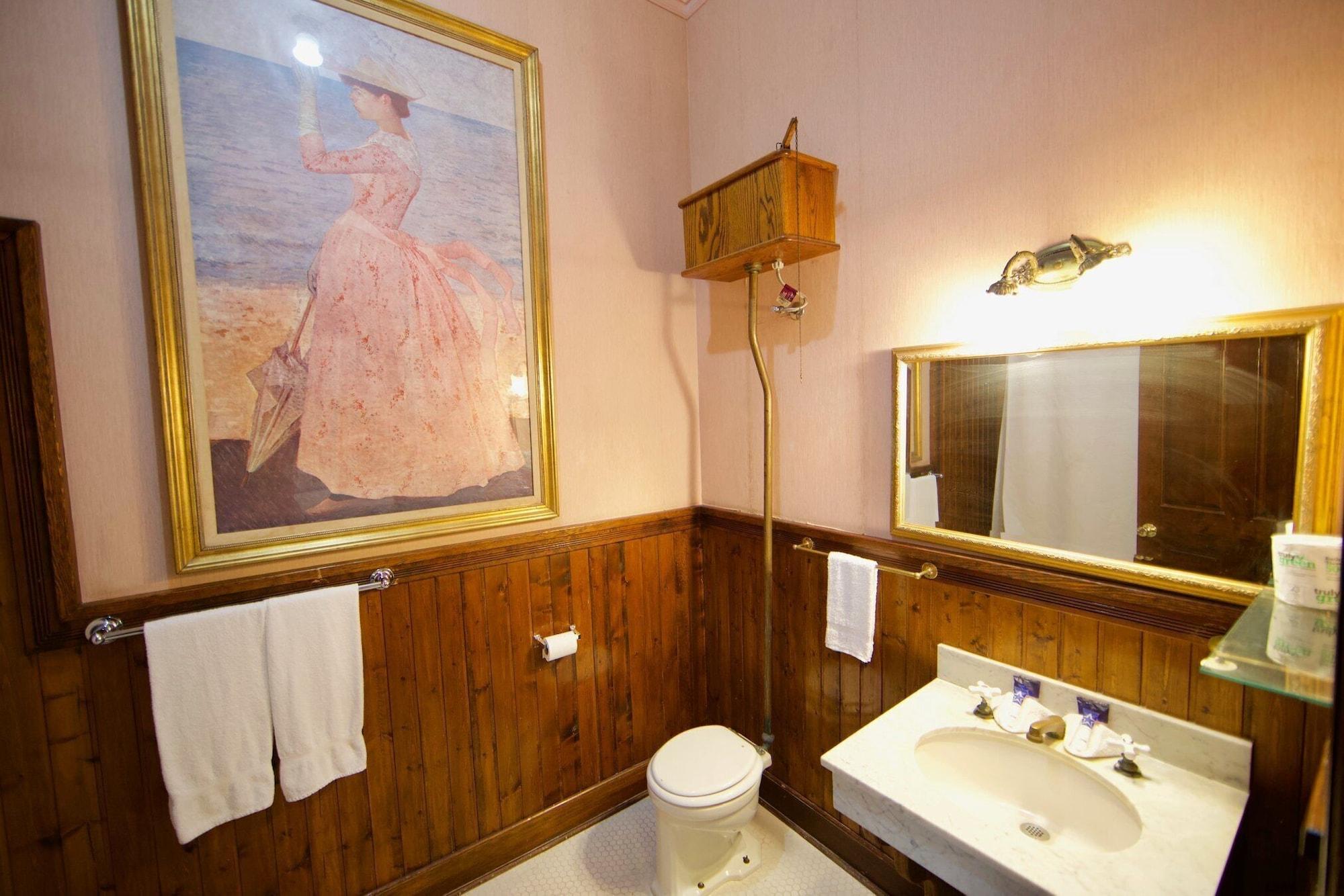 Irwin Street Inn - photo 9